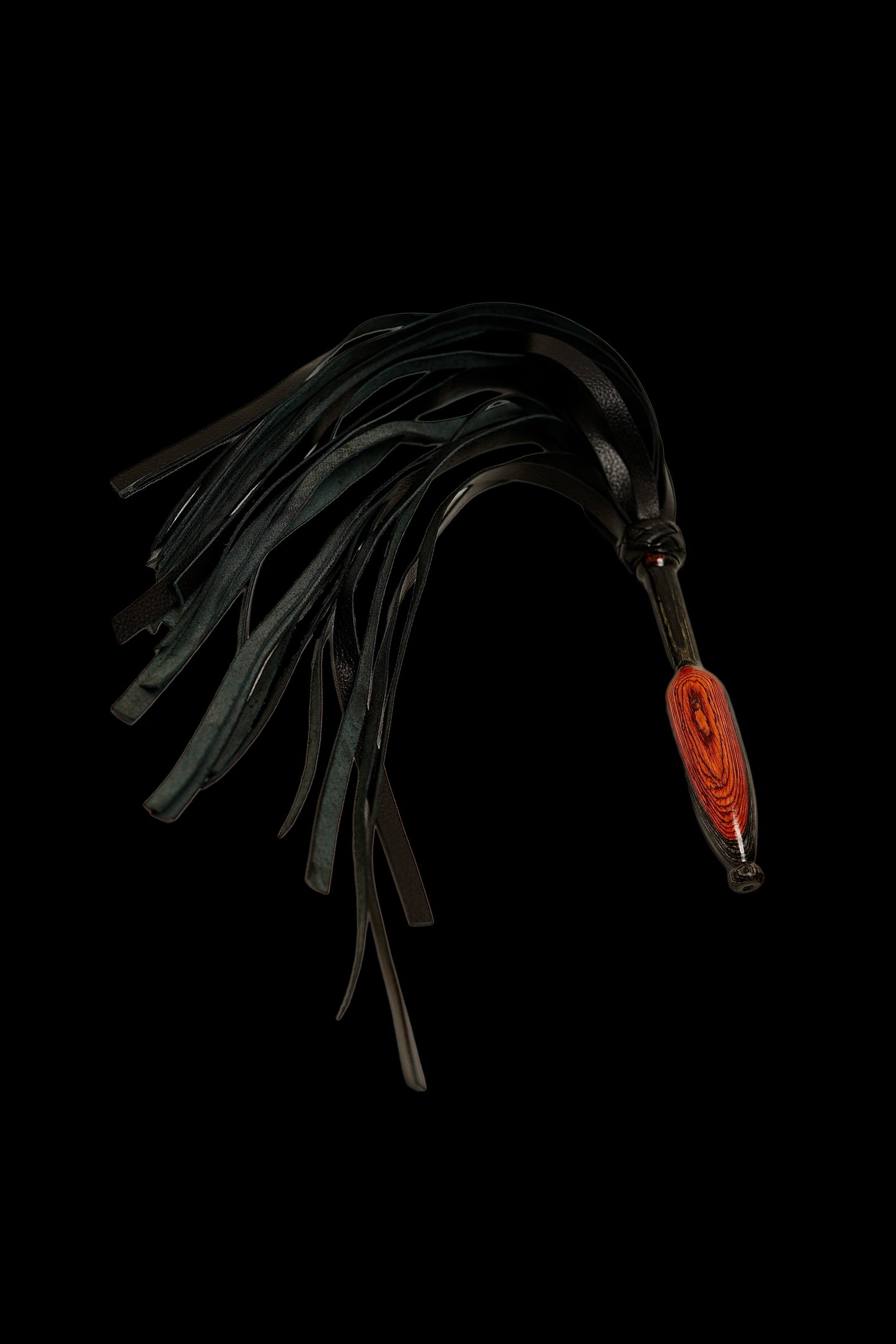 Fouet en cuir avec manche en bois