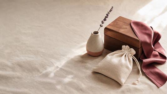 Caja de madera con cinta granate, jarrón con lavanda y bolsa de lino — homenaje a productos íntimos de calidad