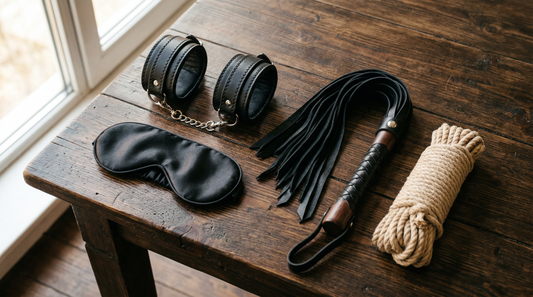 Accesorios BDSM básicos en fotografía de producto: esposas, venda, flogger y cuerda
